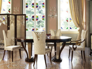 Деревянный овальный стол