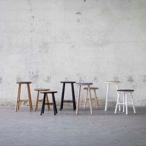 Дубовый табурет с подставкой для ног