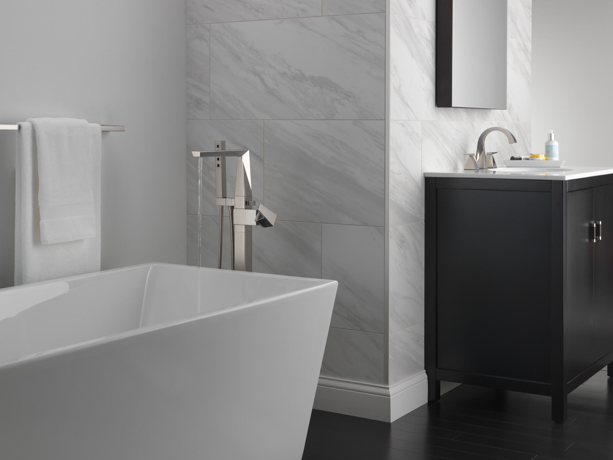 Накладка наполнителя ванны на полу с одной ручкой Delta Faucet T4777-SSFL - Вид №1