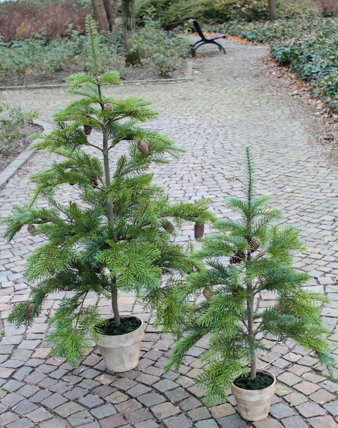 1124 883 a3 Пластиковая елка Нордманн с шишками, в горшке, 135 см, зеленая H-andreas  - Вид №1