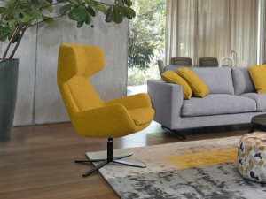 Тканевое вращающееся кресло с подлокотниками