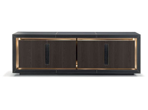 Деревянный шкаф с кожаной обивкой