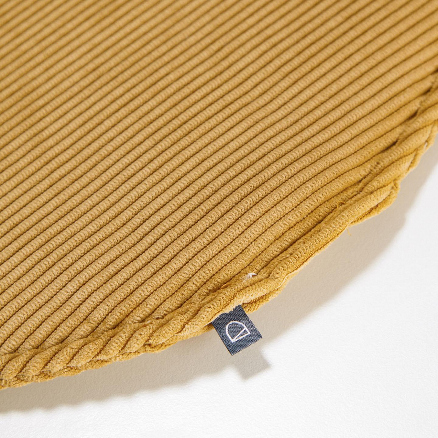 095813 Круглая вельветовая подушка на стул горчичная 35 см La Forma Sora  - Вид №1