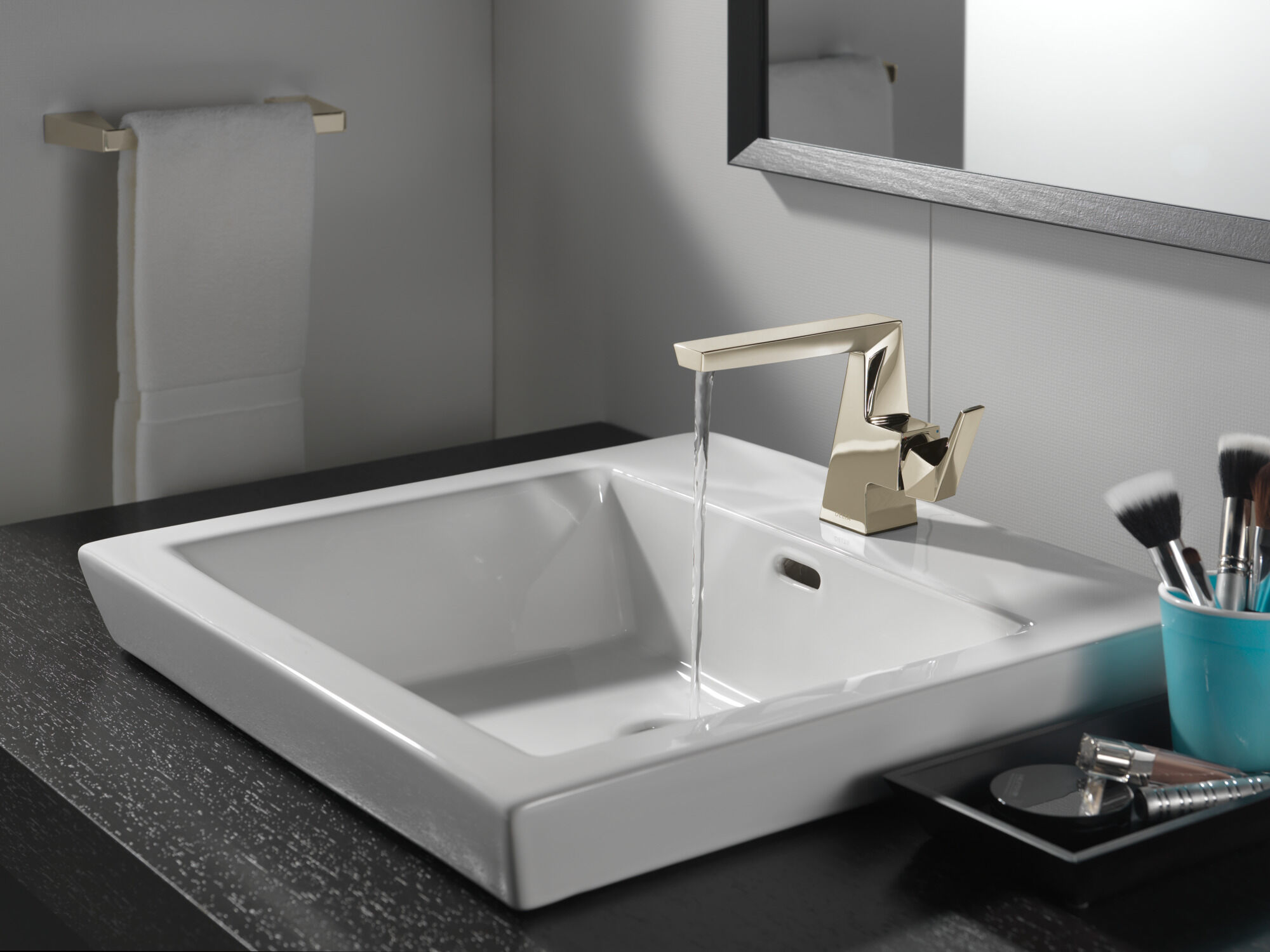 74308-PN 8-дюймовый мини-полотенцесушитель Delta Faucet Trillian Полированный никель  - Вид №2