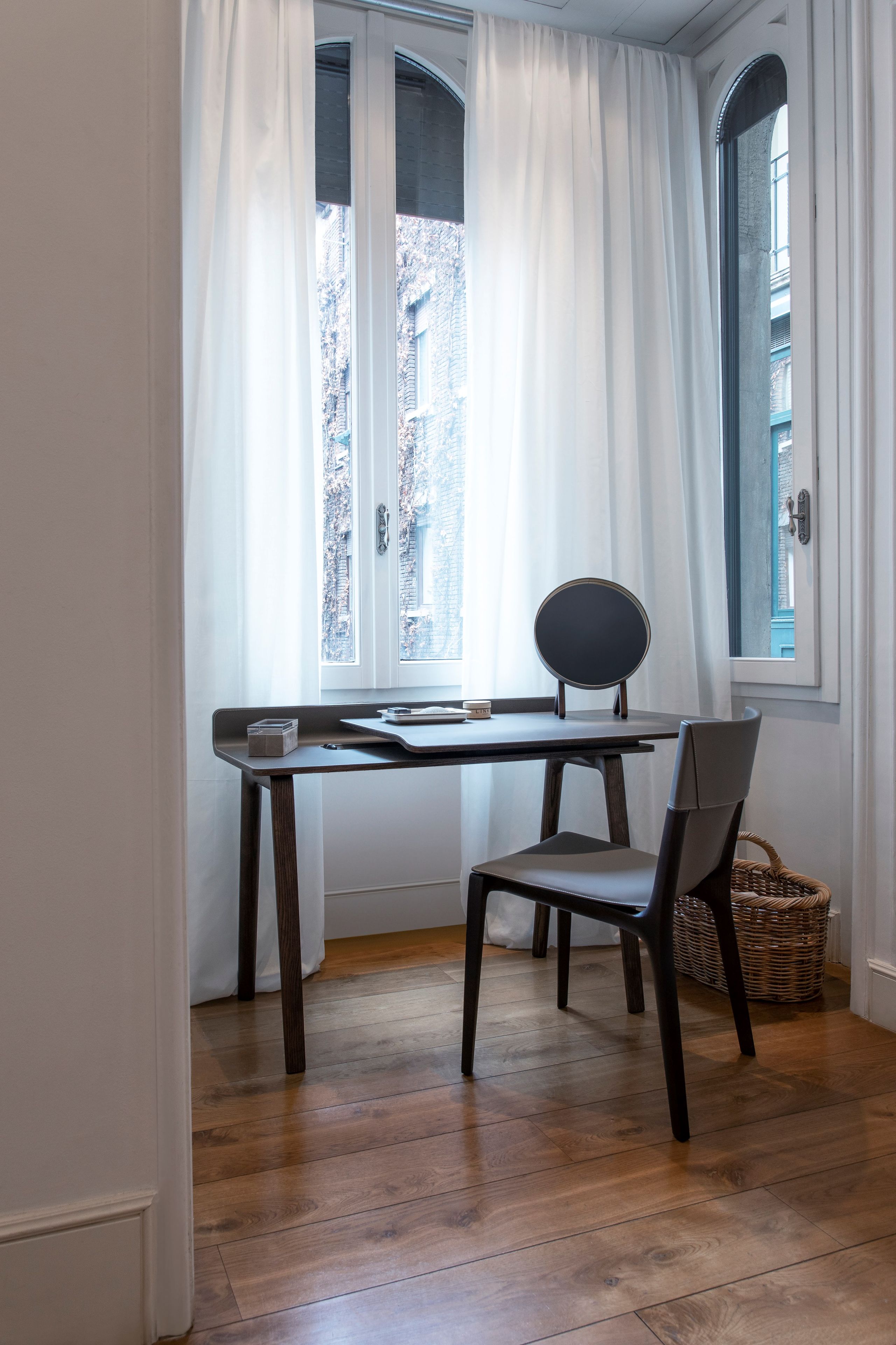 Письменный стол из массива дерева и кожаная столешница Poltrona Frau офис-системы управления ARCH-00153217 - Вид №10