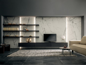 Стена оборудована дубовой и керамогранитной ТВ-стойкой