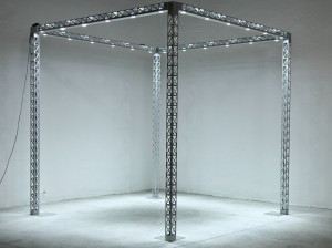 Алюминиевая витрина со встроенным освещением