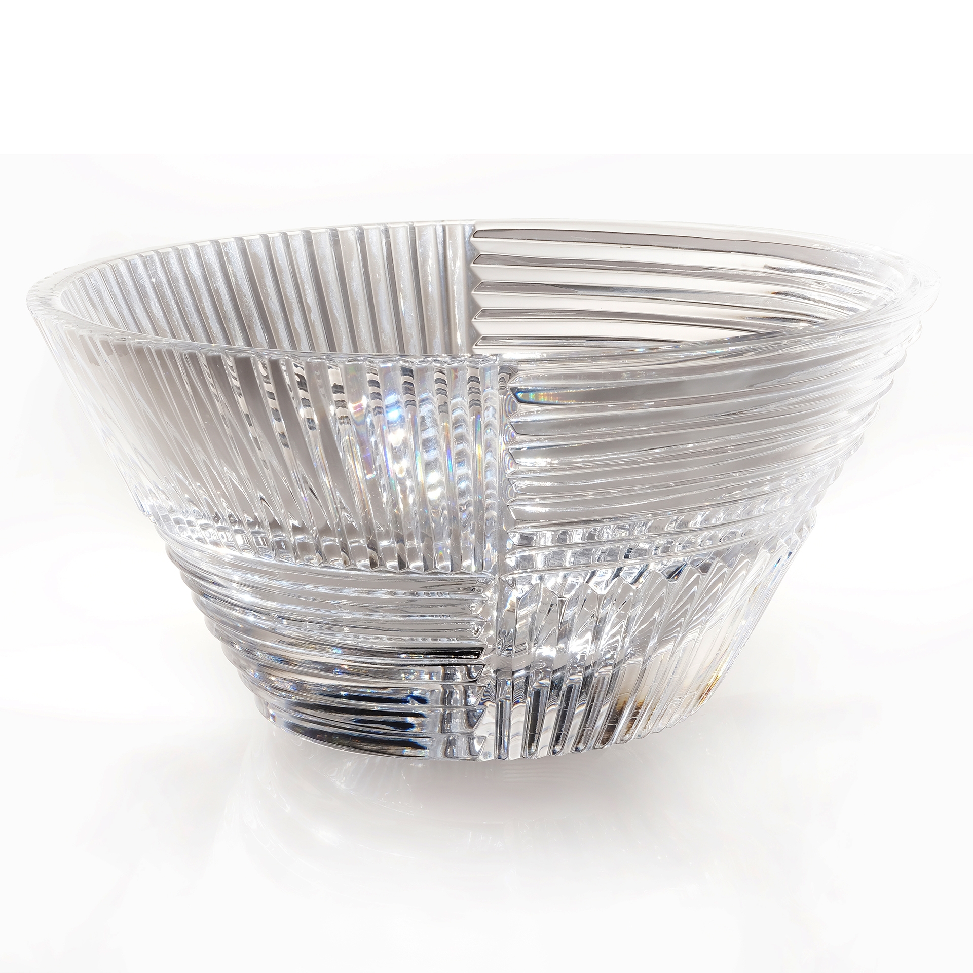 CBMIL 3SC Умывальник из хрусталя 24% Pbo, выгравированный полностью вручную. Разрезы представляют собой игру горизонтальных и вертикальных линий в перпендикулярных секторах. Размеры: Диаметр см. 34 — ч. см. 15 Умывальник поставляется с латунным основанием Treesseci 3SC CLASSICO