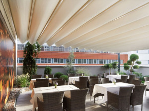 Алюминиевая пергола с раздвижной крышкой