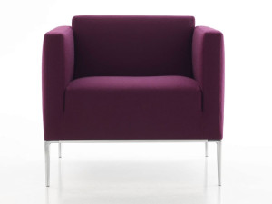 Тканевое кресло с подлокотниками