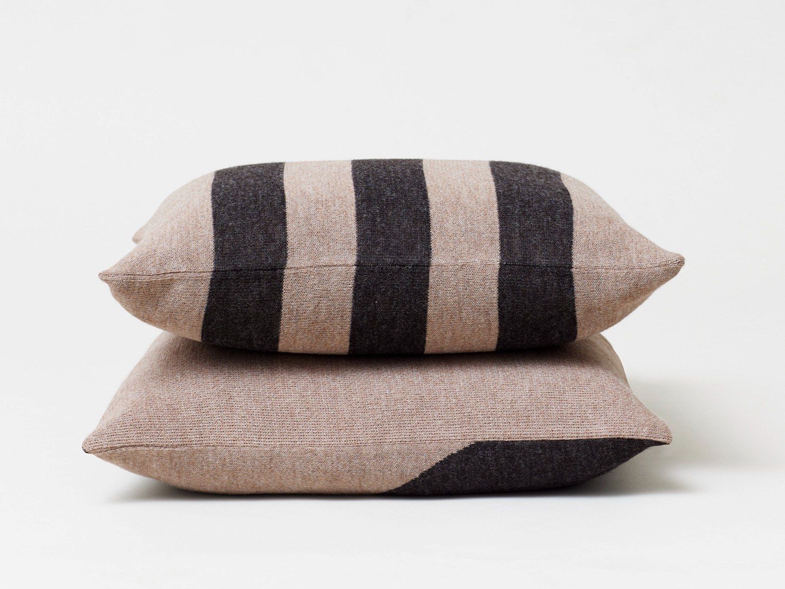 Полосатая квадратная подушка In Stock Form &amp ARCH-00094614