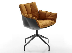 Тканевый стул с подлокотниками