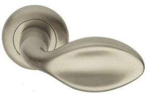 Pasini Ручка из латуни на розетке  3171