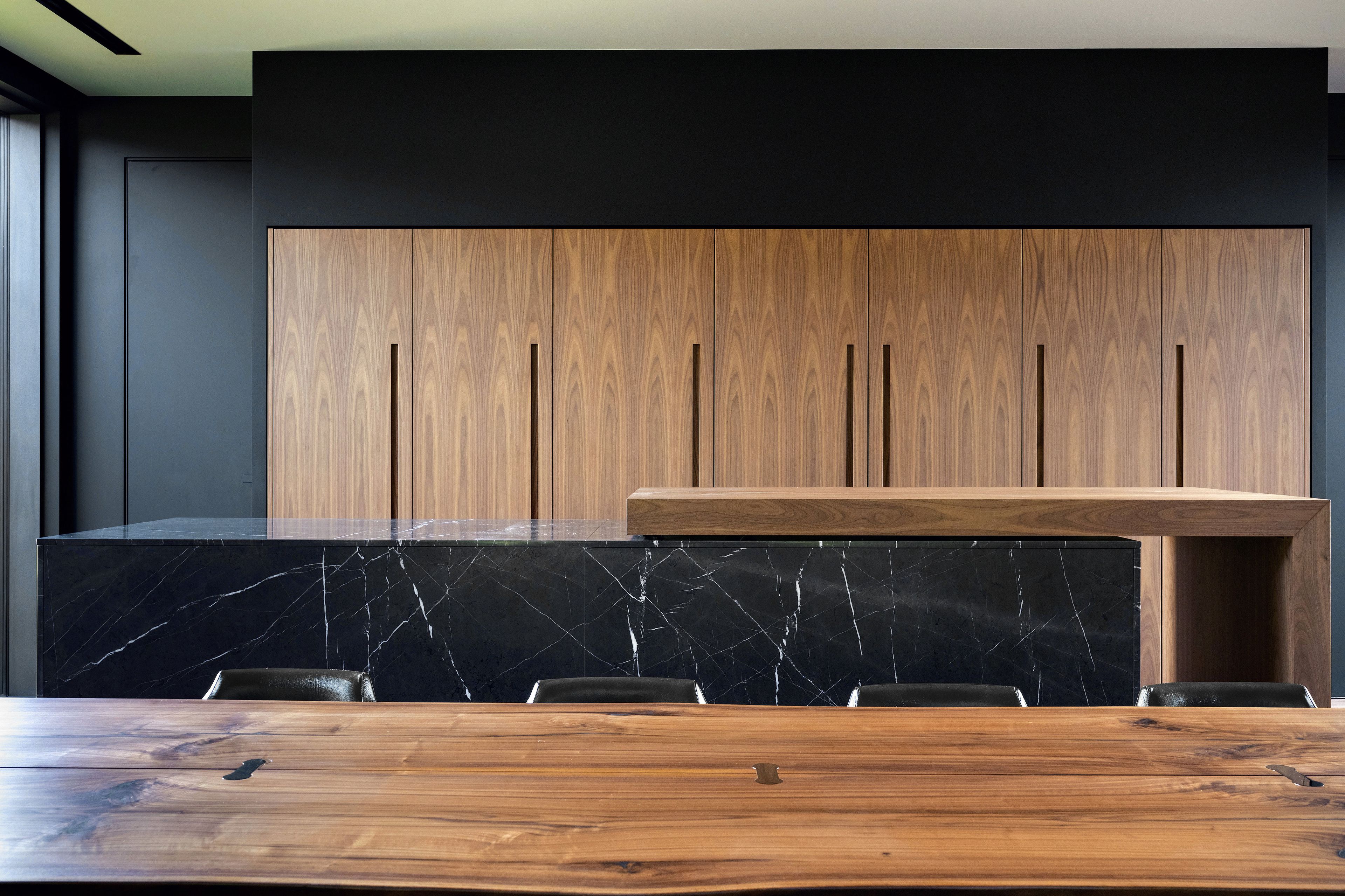 Линейная кухня из ореха Каналетто и остров с раздвижной столешницей TM Italia Cucine D90 ARCH-00103322 - Вид №1
