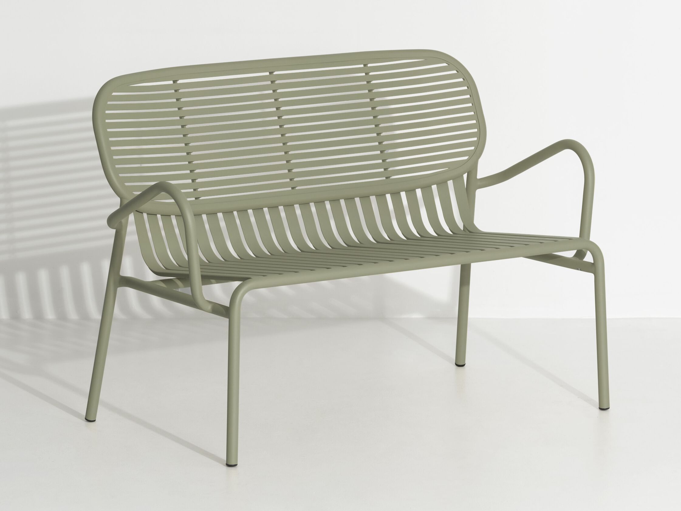 Алюминиевая садовая скамейка с порошковым покрытием с подлокотниками Petite Friture выходные ARCH-00120153