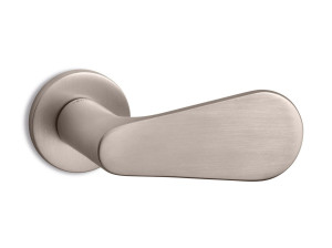 Латунная ручка на розетке