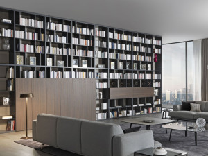 Деревянный книжный шкаф с креплением пол-потолок