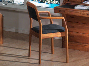 Деревянный стул с подлокотниками