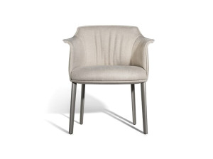 Тканевое кресло с подлокотниками