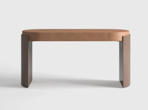 Стол с кожаной обивкой