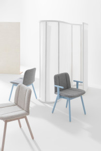 Мягкий стул из бука с подлокотниками