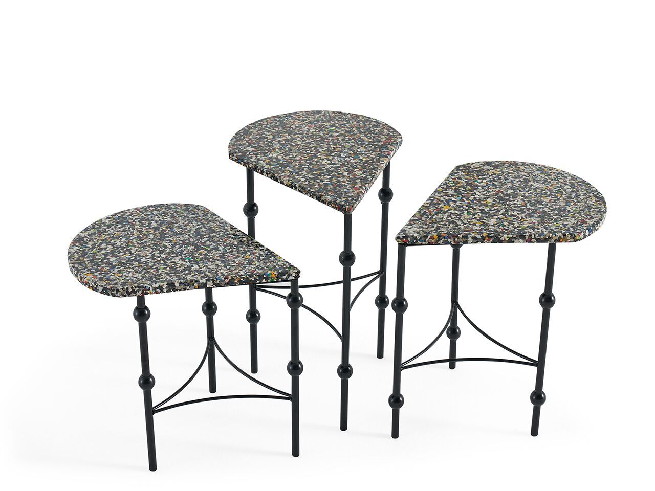 Высокий металлический журнальный столик с переработанной пластиковой столешницей NDESIGN Ezora ARCH-00072852 - Вид №1