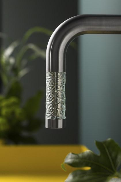 MINA Настенный однорычажный смеситель для раковины на 2 отверстия из нержавеющей стали и стекла Revitrum 12551 + 6100 - Вид №3