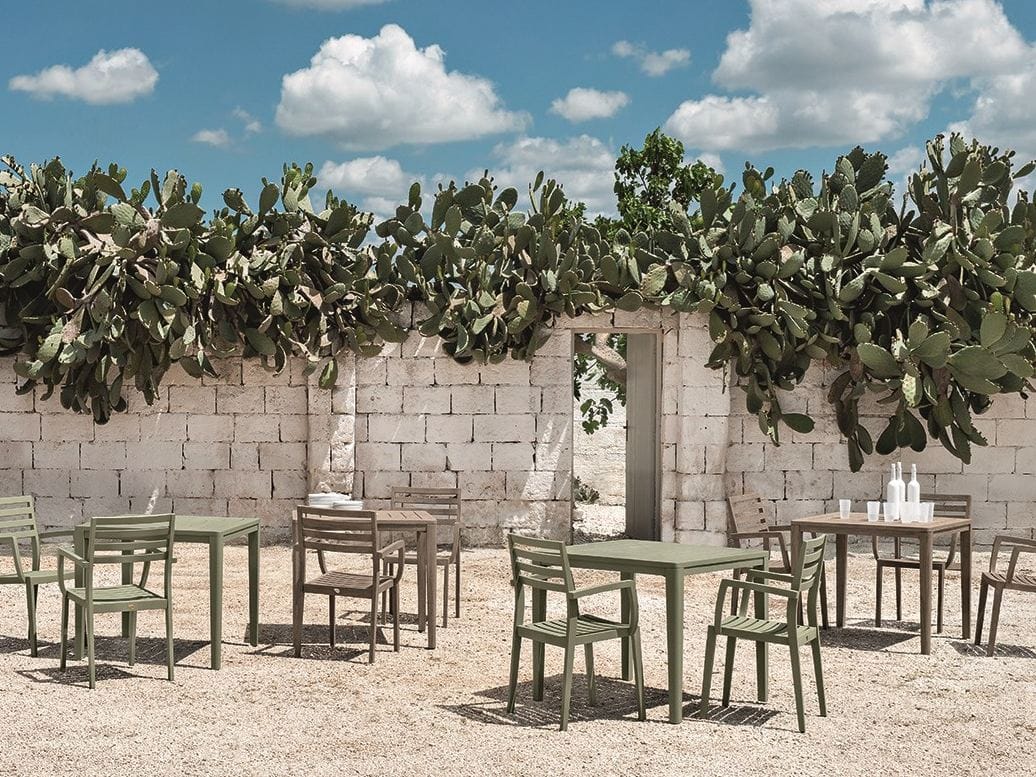 Деревянный квадратный садовый стол Ethimo друзья ARCH-00104459 - Вид №1