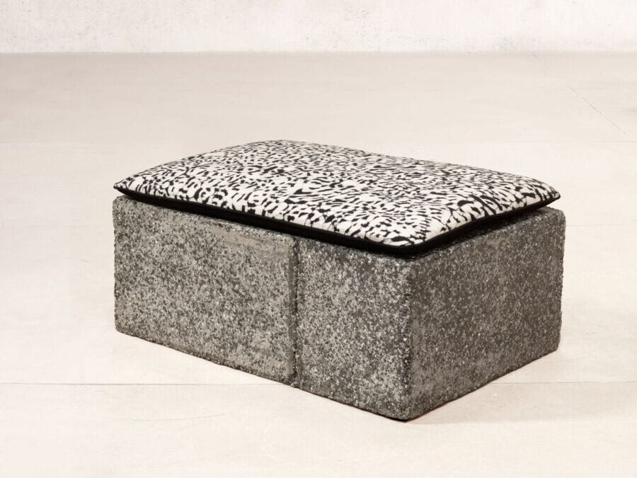 Реконструированная каменная скамья Phantom Hands Джеффри Бава ARCH-00050709