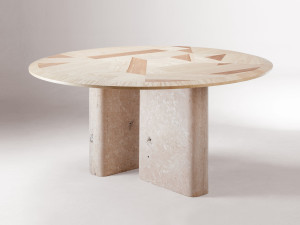 Обеденный стол с деревянным верхом и травертиновым основанием