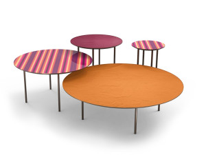 Круглый металлический журнальный столик