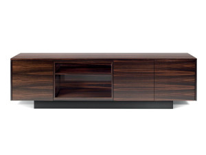 Шкаф из грецкого ореха с распашными дверями