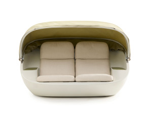 Открытый двухместный диван с кабриолетом на крыше