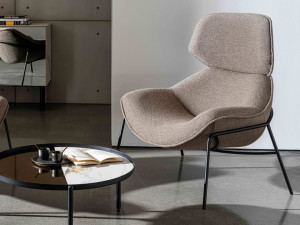 Тканевое кресло с подлокотниками и подголовником