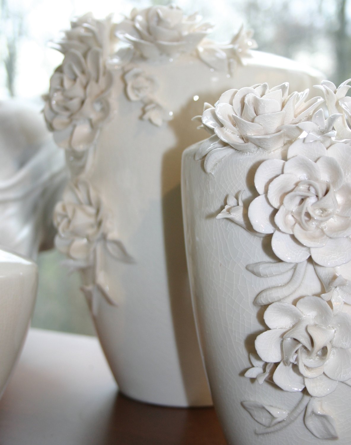 8161 778 a3 Декоративная керамическая ваза с орнаментом роза, 21 см, бежево-белая H-andreas  - Вид №4