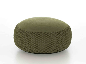 Мягкий и плетеный садовый пуф