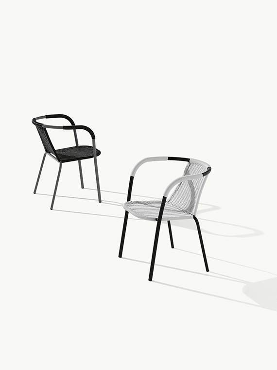 001  Кресло со стальным каркасом на 4 ножках. Сиденье и спинка из Xiloplast. Et al. Filoline 