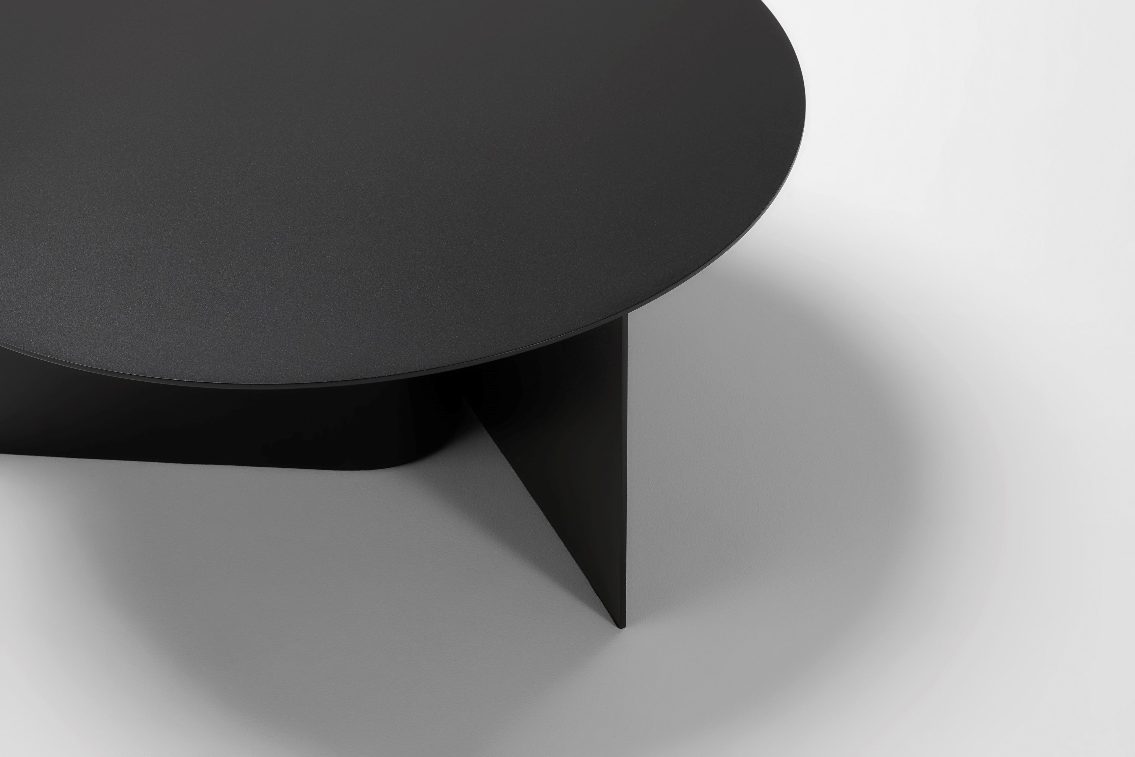 Алюминиевый круглый низкий журнальный столик с порошковым покрытием Ross Gardam ARCH-00041152 - Вид №4