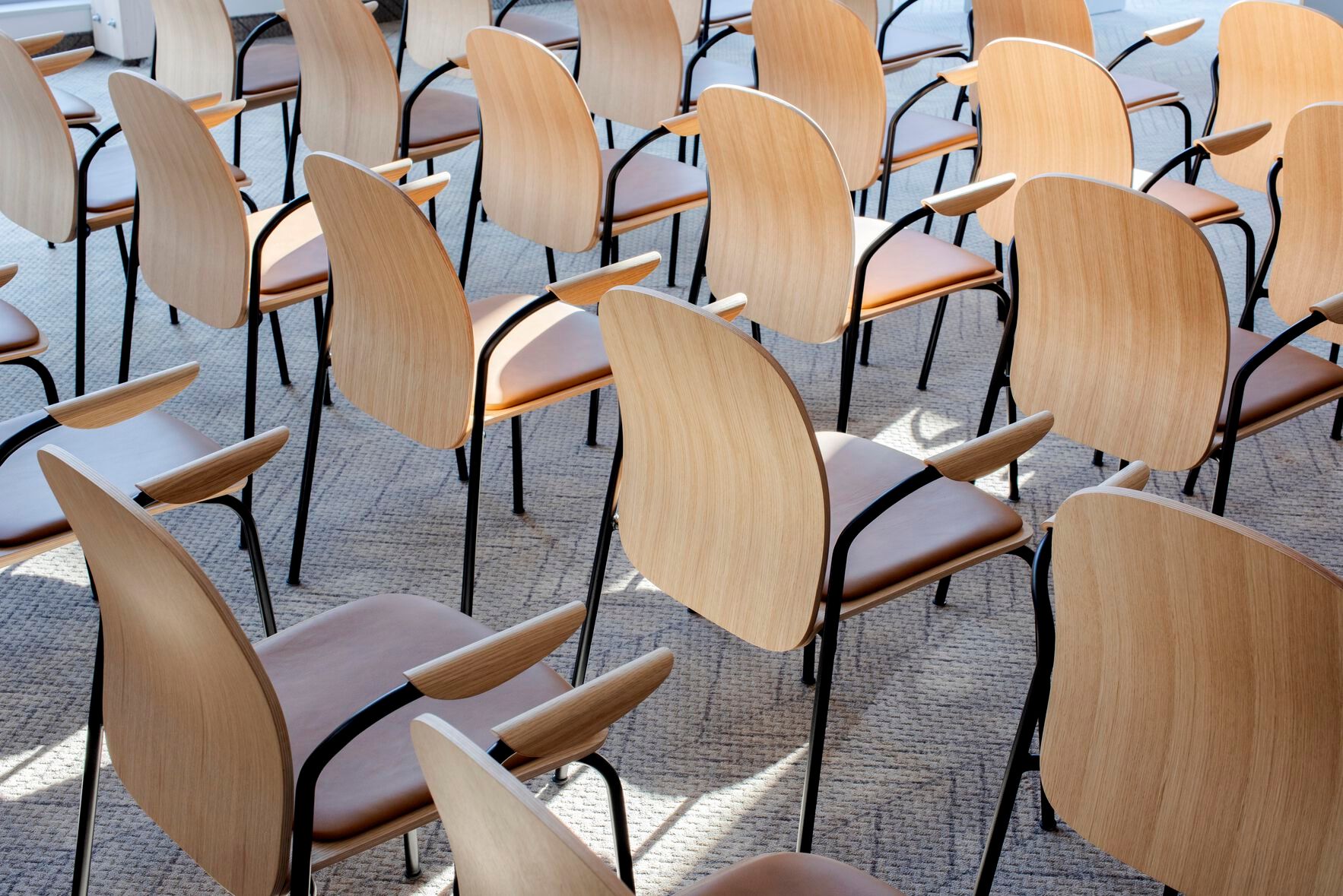 Штабелируемый стул из дуба с подлокотниками Gazzda Book ARCH-00021570 - Вид №5