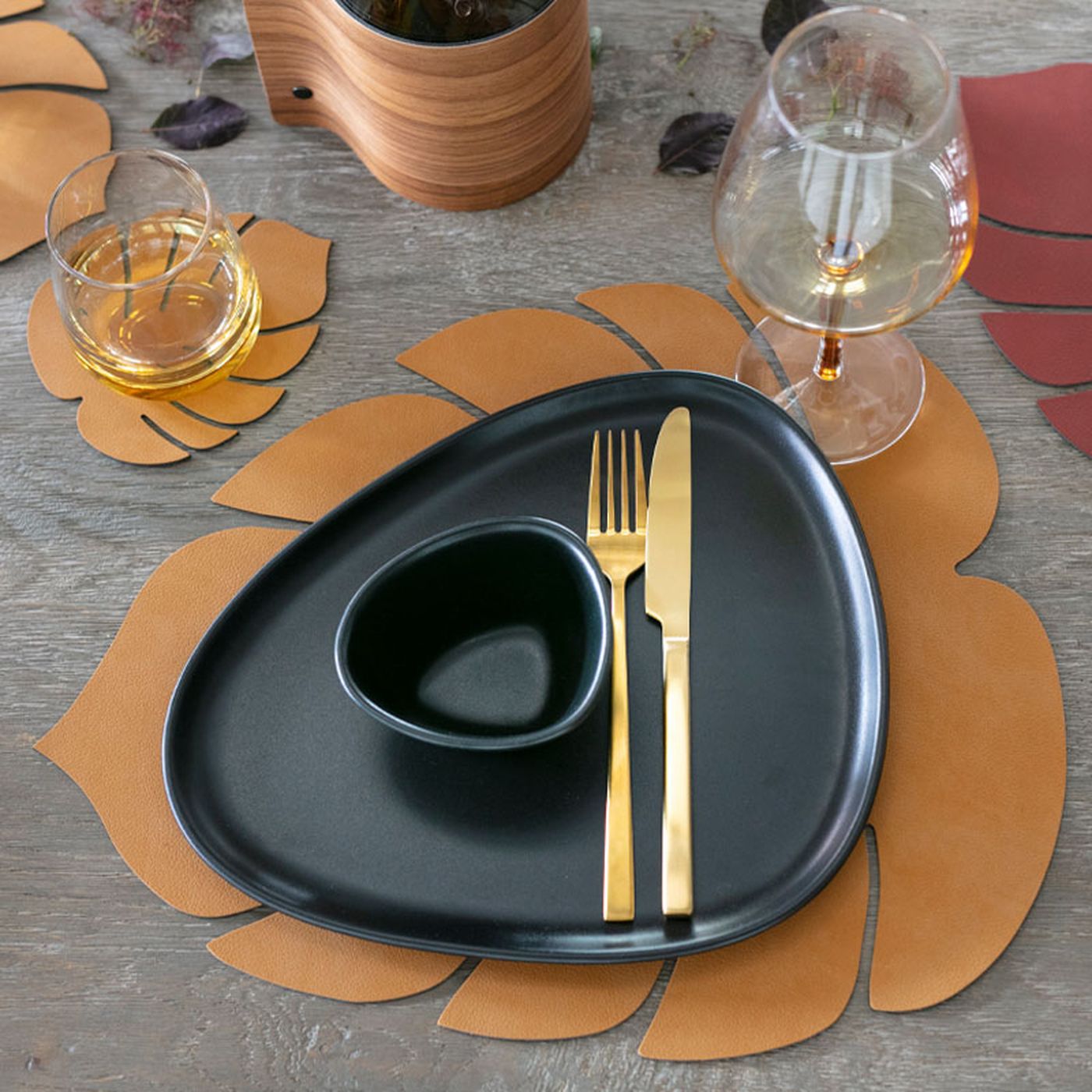 990081 NUPO burned curry подстановочная салфетка лист монстеры 42х35 см, толщина 1,6мм;LIND DNA  - Вид №1