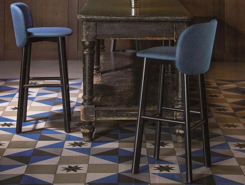 CHAIRS & MORE Табурет высокий, обитый тканью, с подставкой для ног Chips sun-id-1507919 - Вид №3