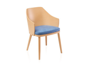 Деревянный стул с подлокотниками