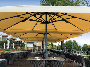 Зонт с телескопическим центральным полюсом