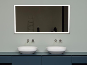 Настенное зеркало со встроенным освещением для ванной комнаты