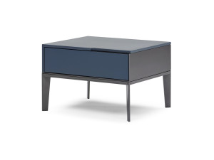 Лакированная деревянная тумбочка с ящиками