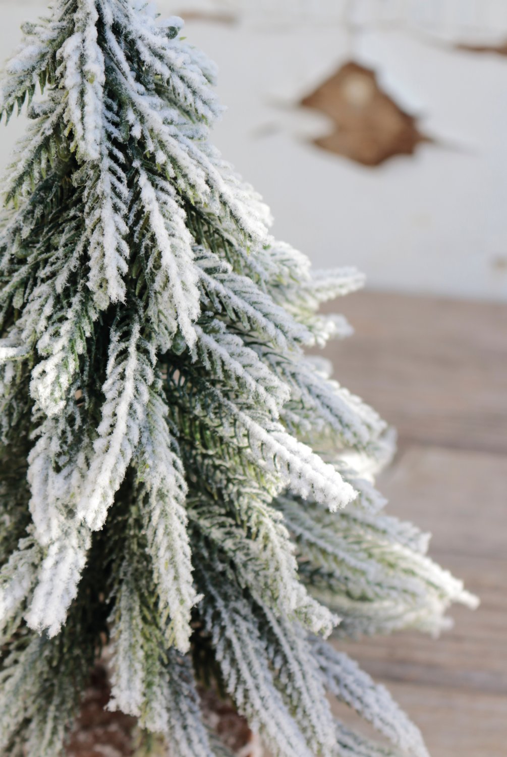 1046 807 a3 Искусственная елка со снегом, деревянная подставка, 26 см, зелено-белая H-andreas  - Вид №6