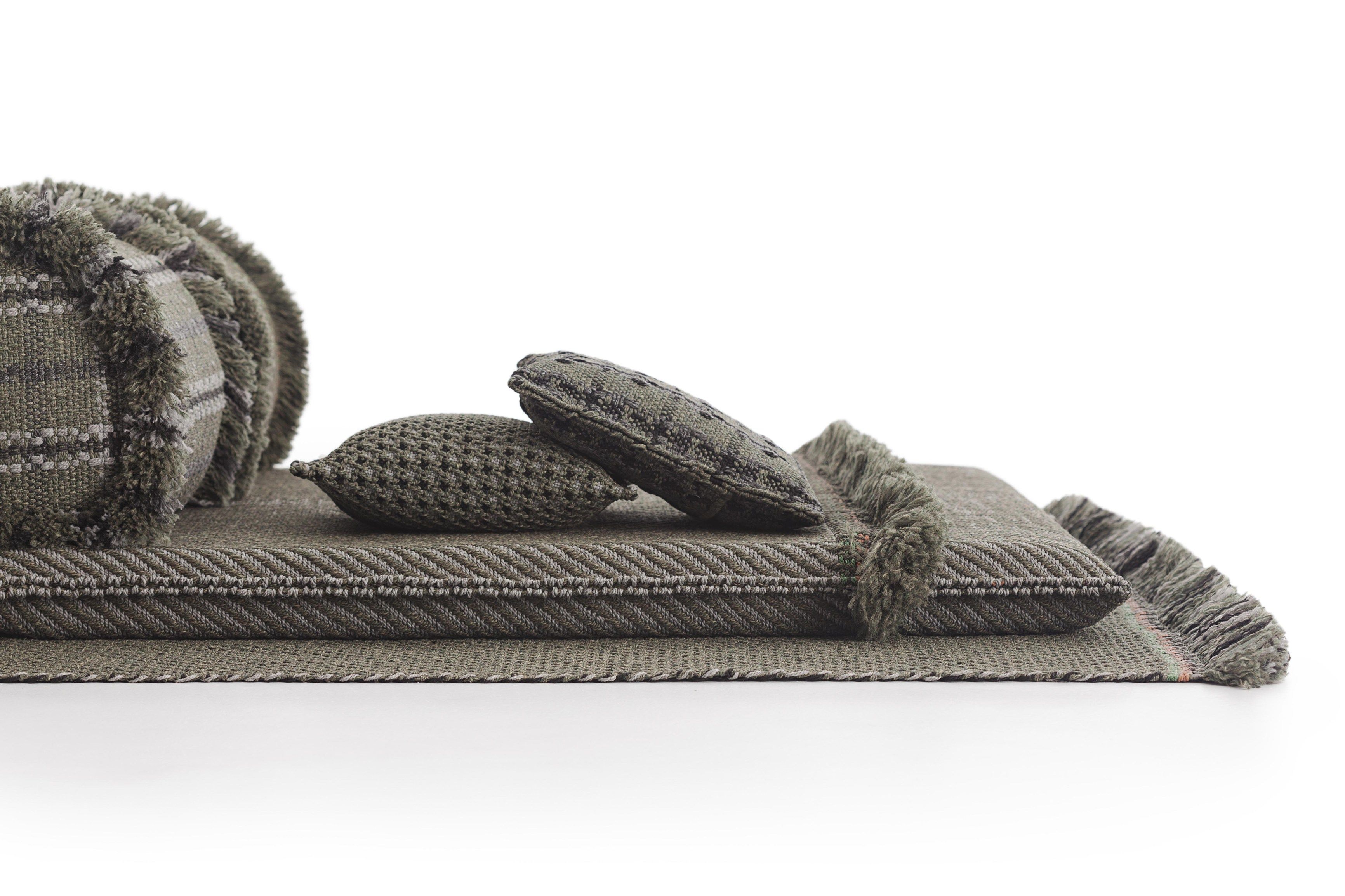 Наружная цилиндрическая полипропиленовая клетчатая подушка GAN Garden Layers ARCH-00079774 - Вид №4