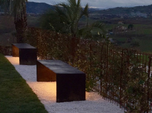 Стальная скамья Corten™ без спинки со встроенным освещением
