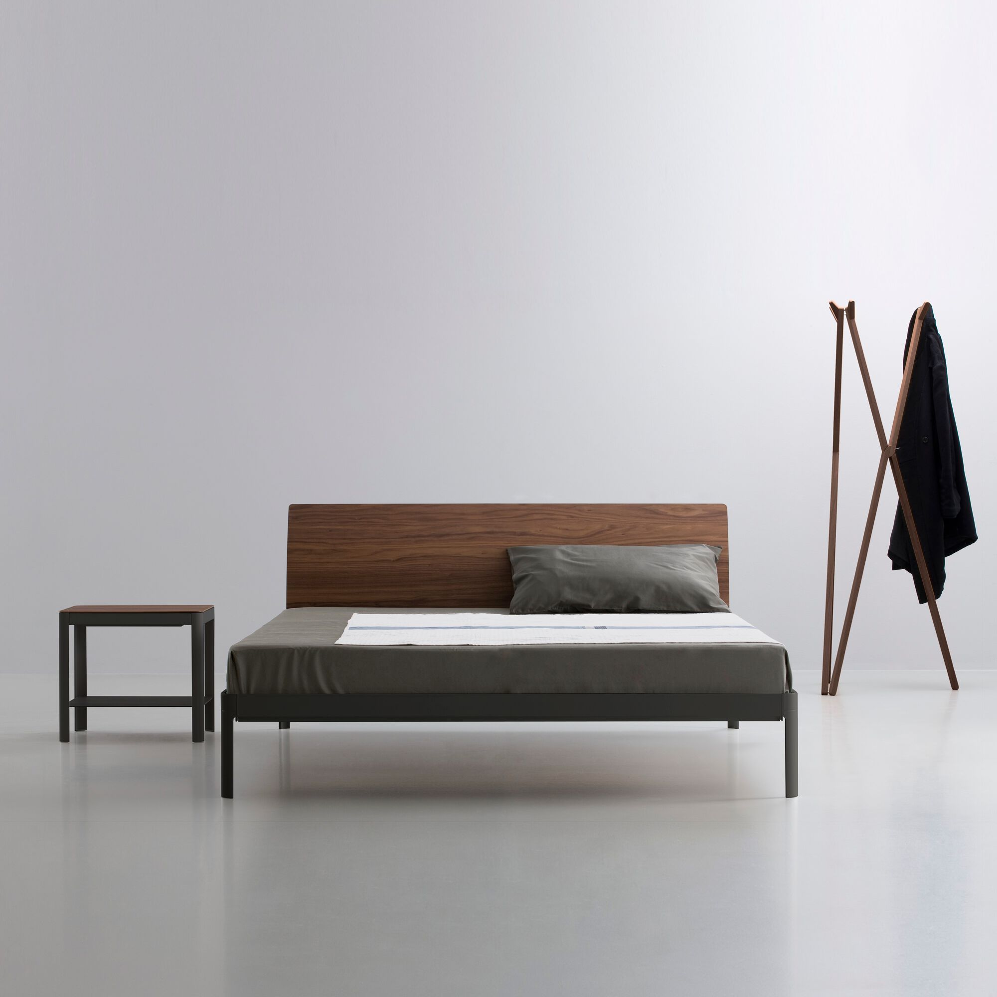 Алюминиевая двуспальная кровать с деревянным изголовьем isOnAir ALU MIN BED ARCH-00048439 - Вид №3