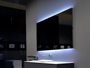 Прямоугольное зеркало со встроенным настенным освещением